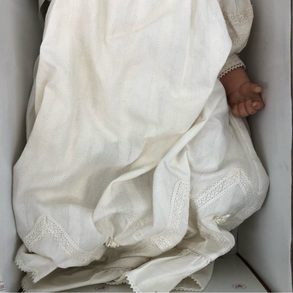 Ashton Drake Galleries Hush Little Baby Doll sz OSBB - Picture 2 of 5